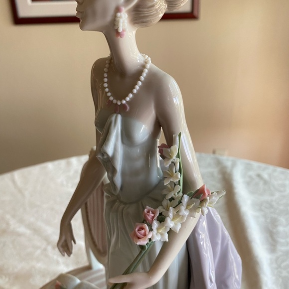 RETIRED 2004 ‘A LADY OF TASTE LLADRO’ PORCELAIN FIGURINE Item# 01001495 - Picture 5 of 14
